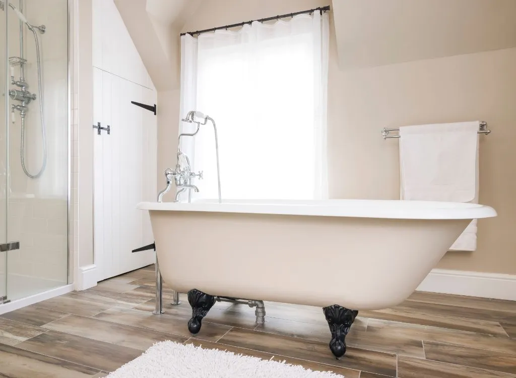 Asymmetrical bathtub